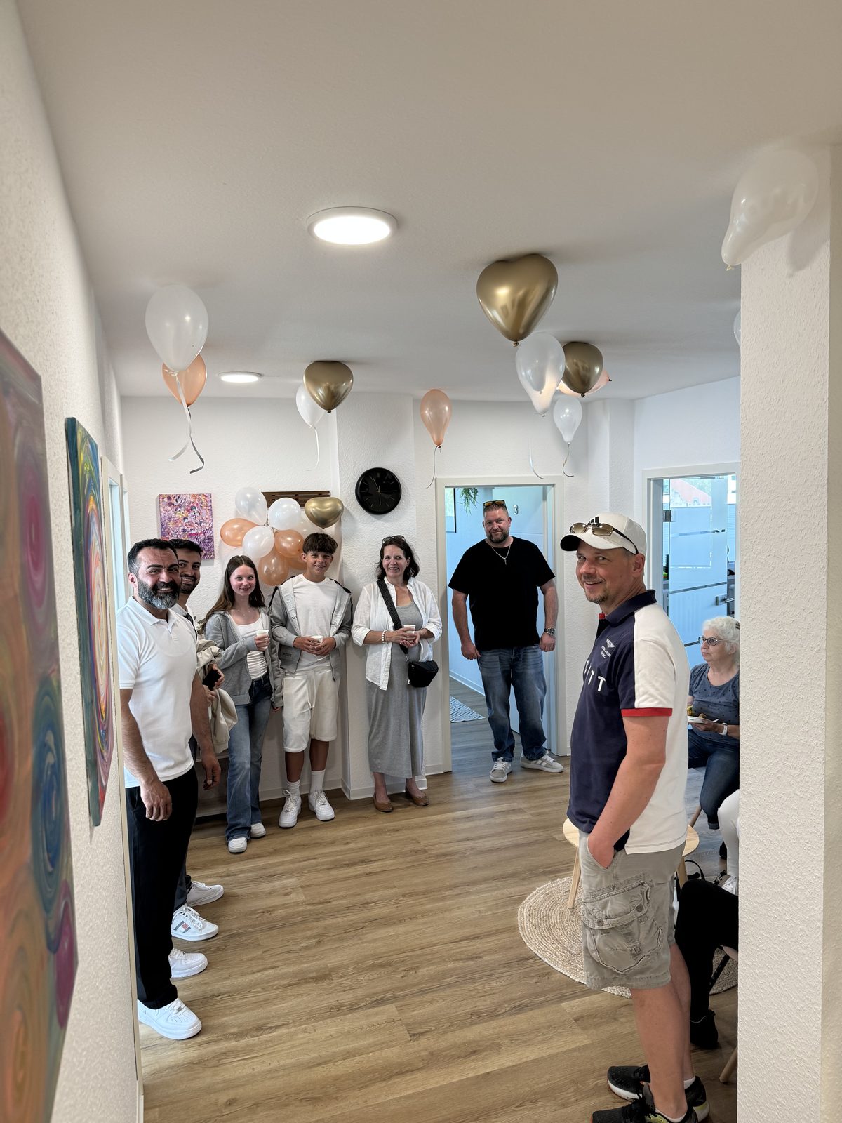 Besucherinnen und Besucher beim Rundgang durch die neuen Praxisräume