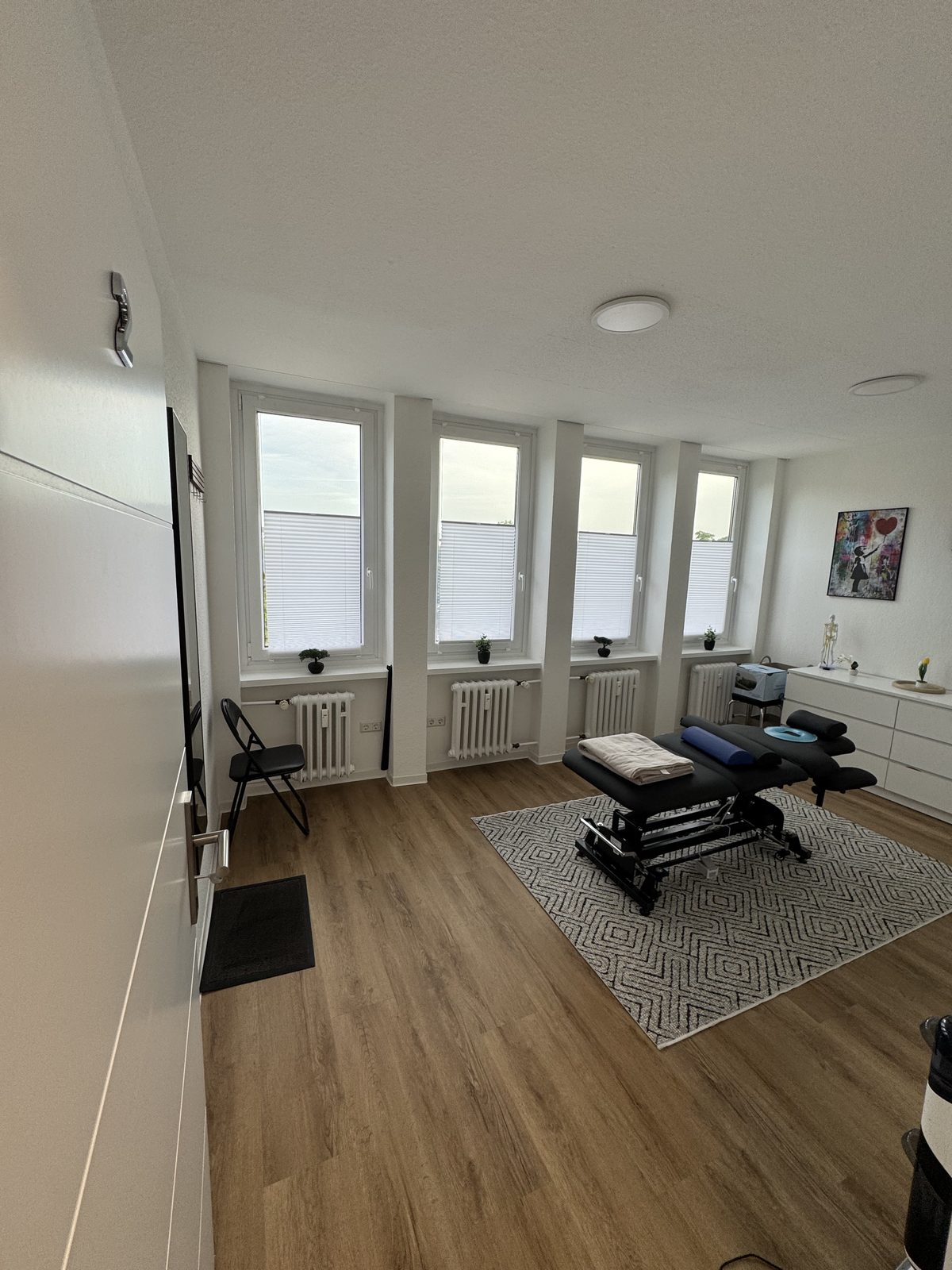 Lichtdurchfluteter Raum für Manuelle Lymphdrainage mit Behandlungsstuhl
